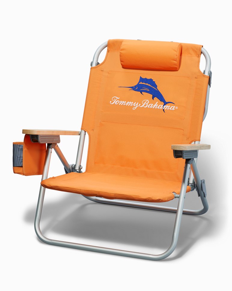 Creatice Beach Chair Logo with Simple Decor